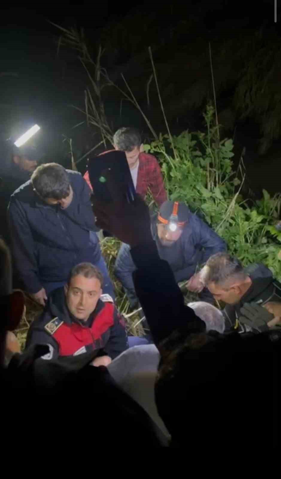 dereye duserek can veren evladini defneden acili baba en son baktigimda dere kenarinda terligi KI7k3sF4