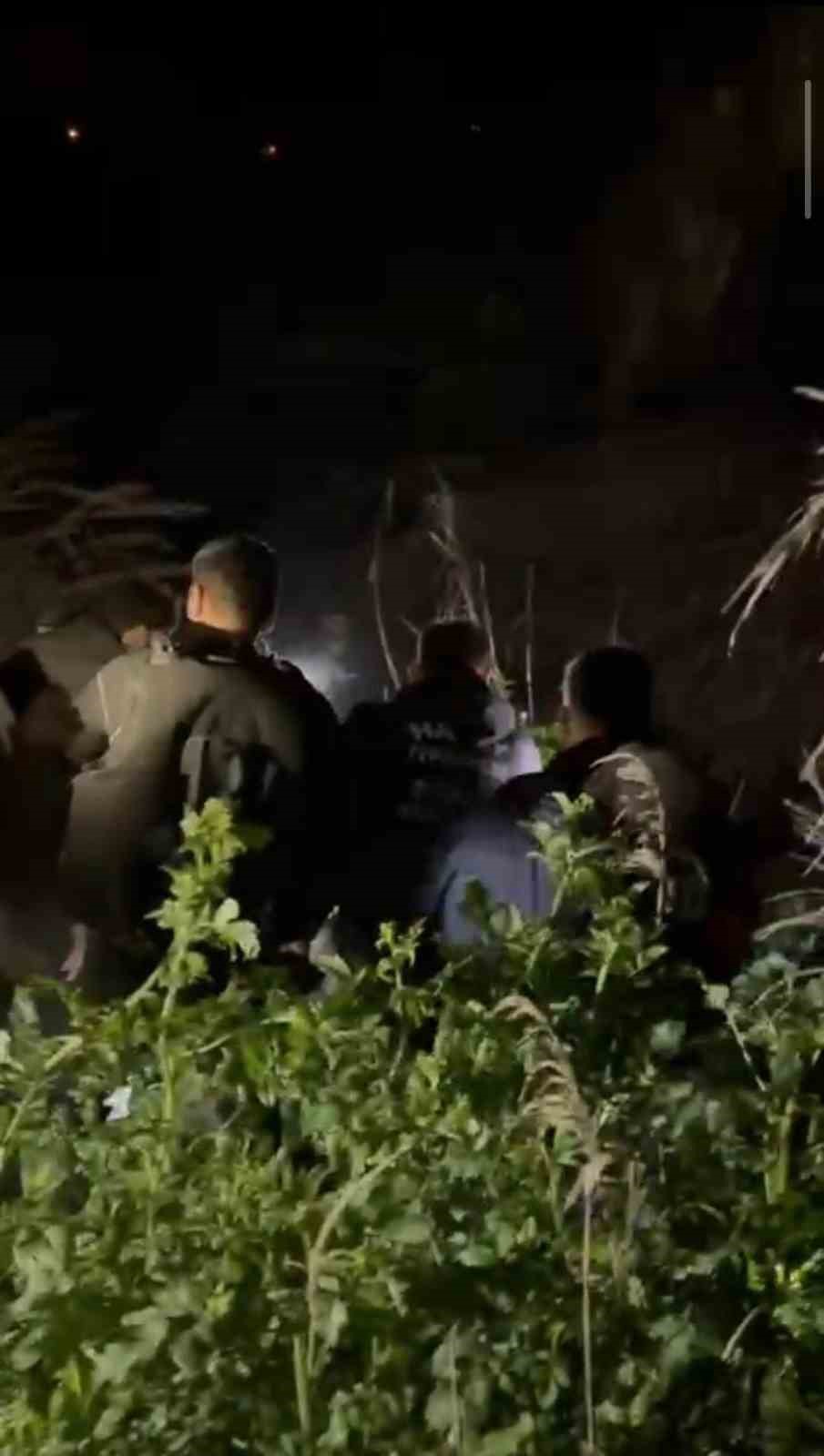 dereye duserek can veren evladini defneden acili baba en son baktigimda dere kenarinda terligi VraK7ndF