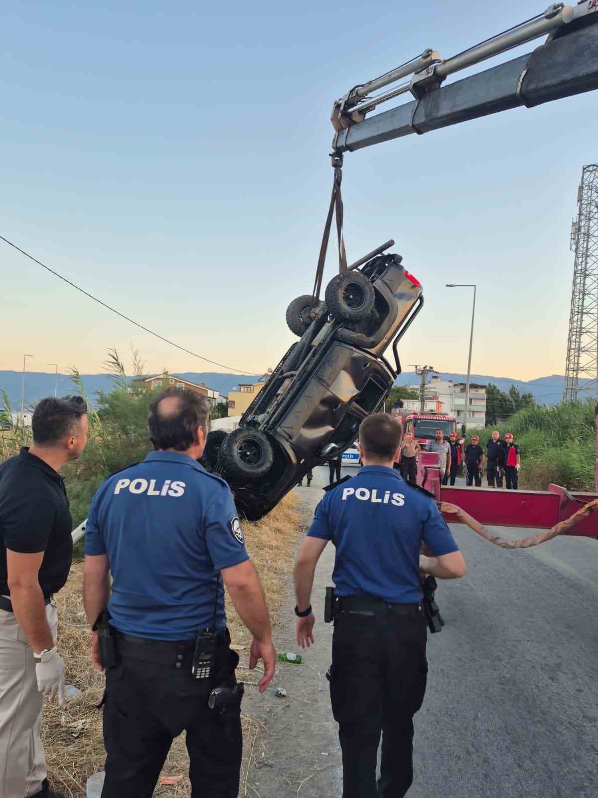 dereye ucan arazi tasitindaki 2 genc hayatini kaybetti 1 yarali 0 GOq843Nq