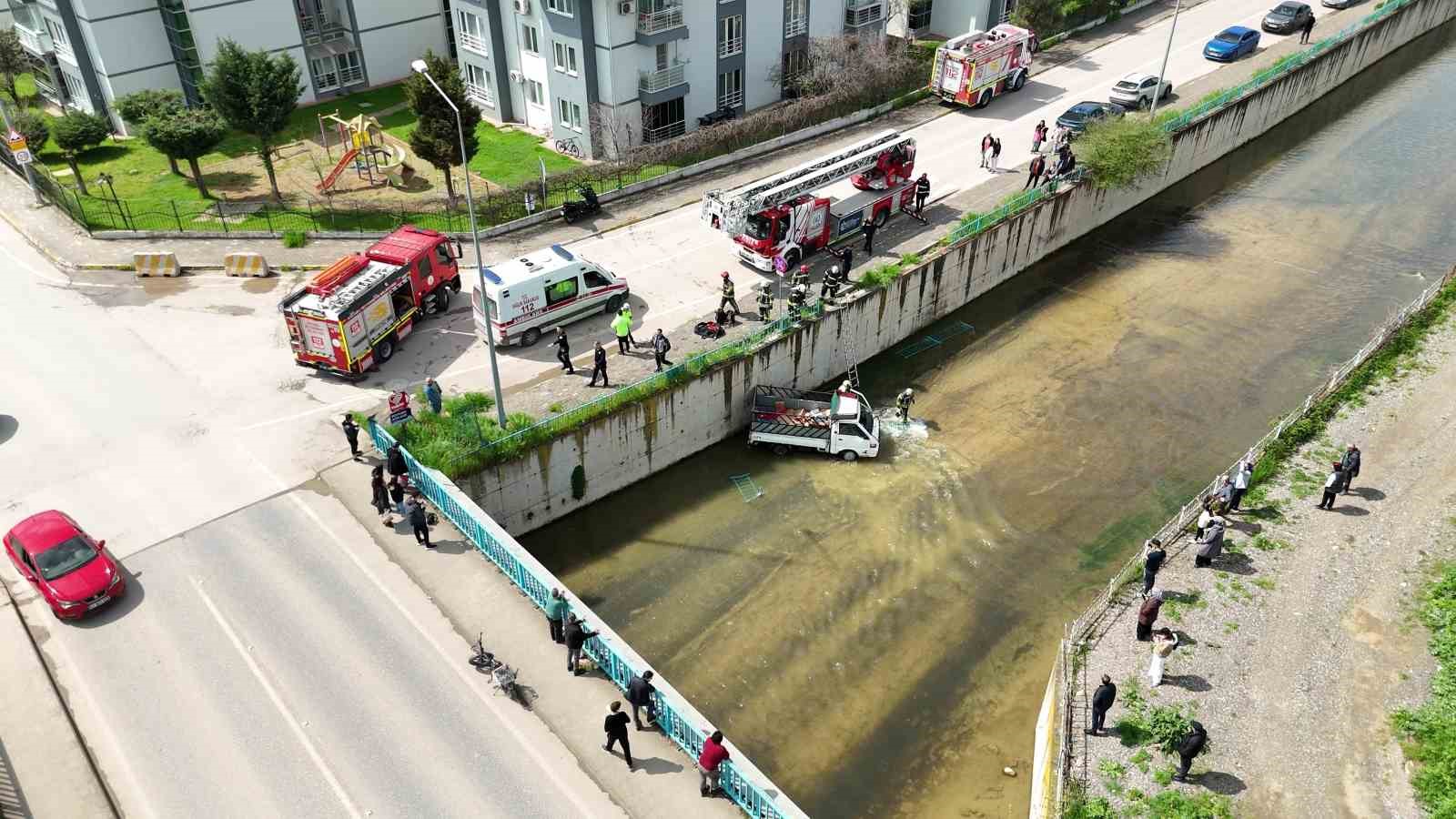 dereye ucan kamyonetin surucusune dakikalarca kalp masaji yapildi 7