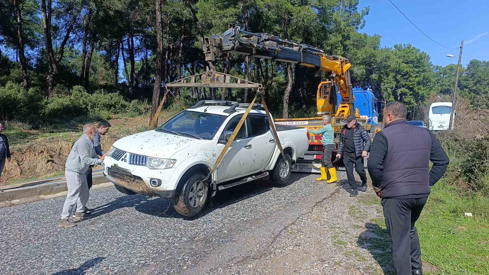 dereye ucan kamyonetten yara alamadan kurtuldu 1 zOHNKaFT