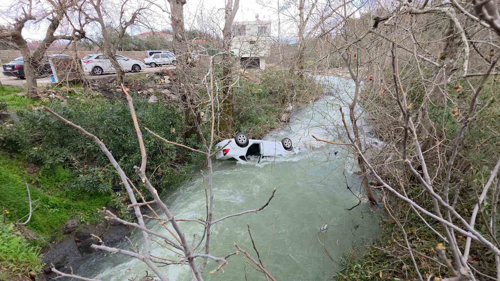 Dereye uçan otomobil suyla doldu, boğulma tehlikesi geçiren sürücüyü vatandaşlar kurtardı 4 dereye ucan otomobil suyla doldu bogulma tehlikesi geciren surucuyu vatandaslar kurtardi 0 uPgEV3Z7