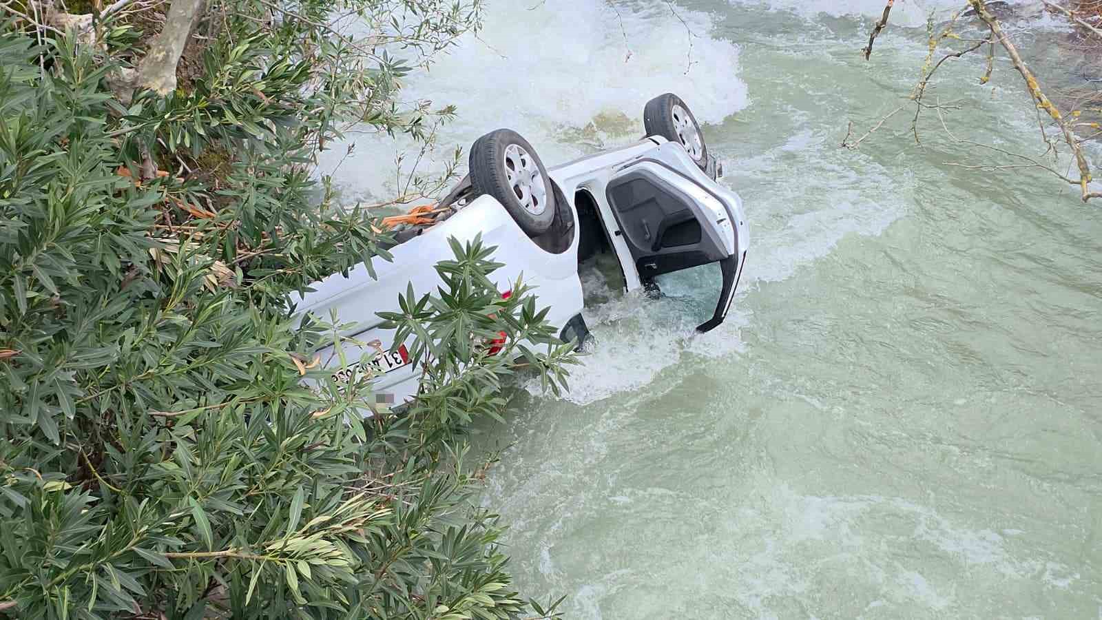 Dereye uçan otomobil suyla doldu, boğulma tehlikesi geçiren sürücüyü vatandaşlar kurtardı 5 dereye ucan otomobil suyla doldu bogulma tehlikesi geciren surucuyu vatandaslar kurtardi 1 fqQOwTal