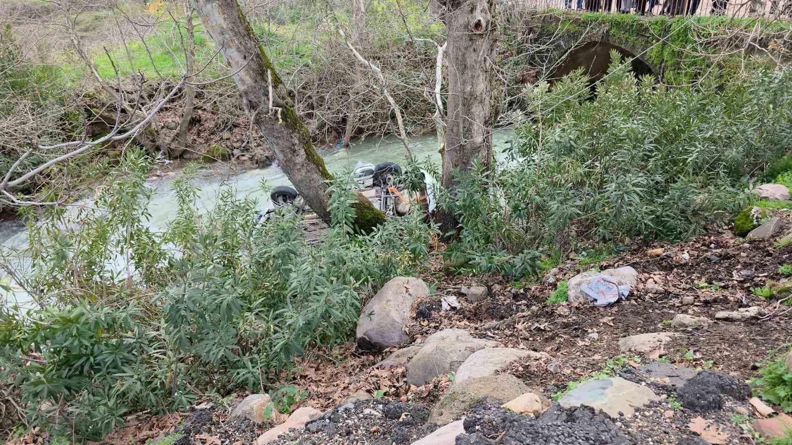 Dereye uçan otomobil suyla doldu, boğulma tehlikesi geçiren sürücüyü vatandaşlar kurtardı 6 dereye ucan otomobil suyla doldu bogulma tehlikesi geciren surucuyu vatandaslar kurtardi 2 8lNmNw8n