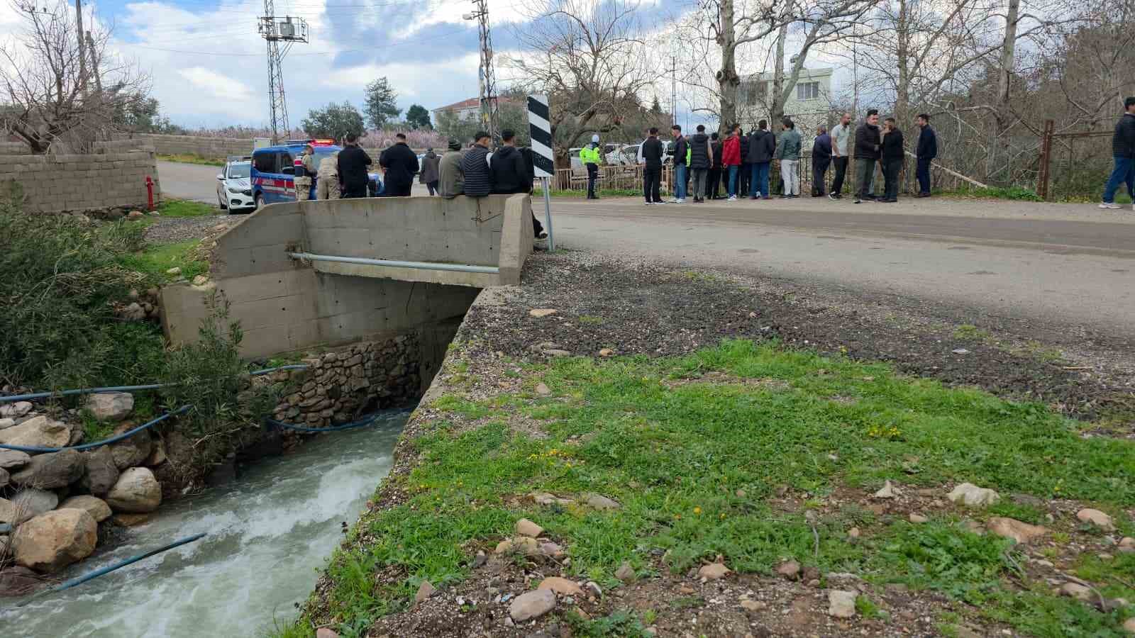 Dereye uçan otomobil suyla doldu, boğulma tehlikesi geçiren sürücüyü vatandaşlar kurtardı 7 dereye ucan otomobil suyla doldu bogulma tehlikesi geciren surucuyu vatandaslar kurtardi 3 WvzKpnjY