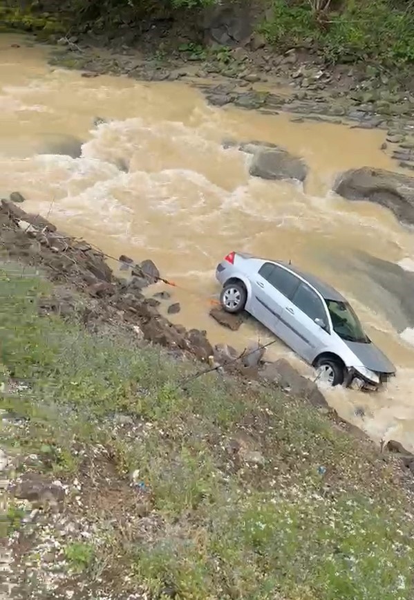 Dereye uçan otomobilin sürücüsü kazayı ucuz atlattı 5 dereye ucan otomobilin surucusu kazayi ucuz atlatti 1 ULLUSPRJ