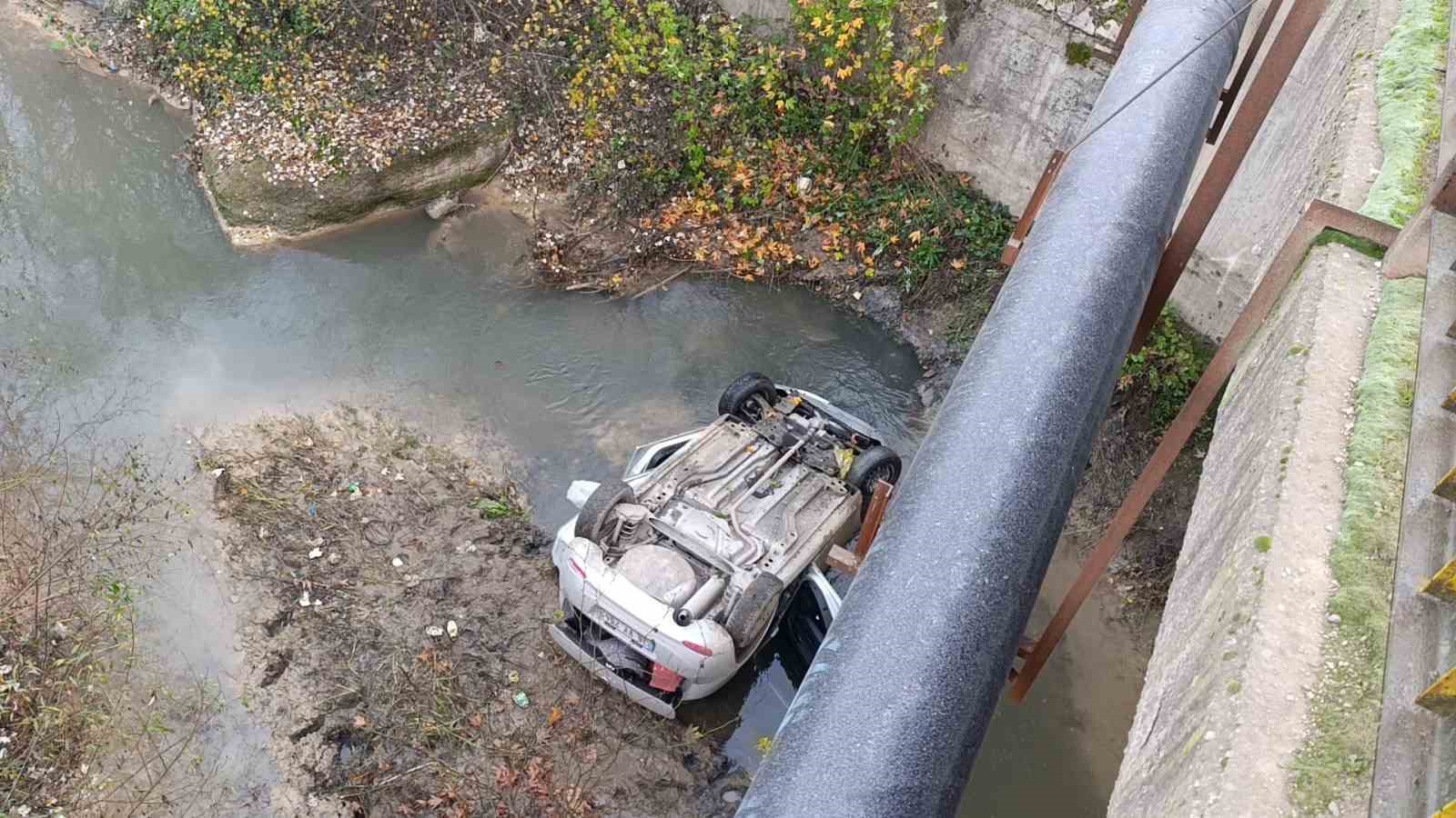 Dereye uçan otomobilin sürücüsü yaralandı 5 dereye ucan otomobilin surucusu yaralandi 1 YFMYCZ3S