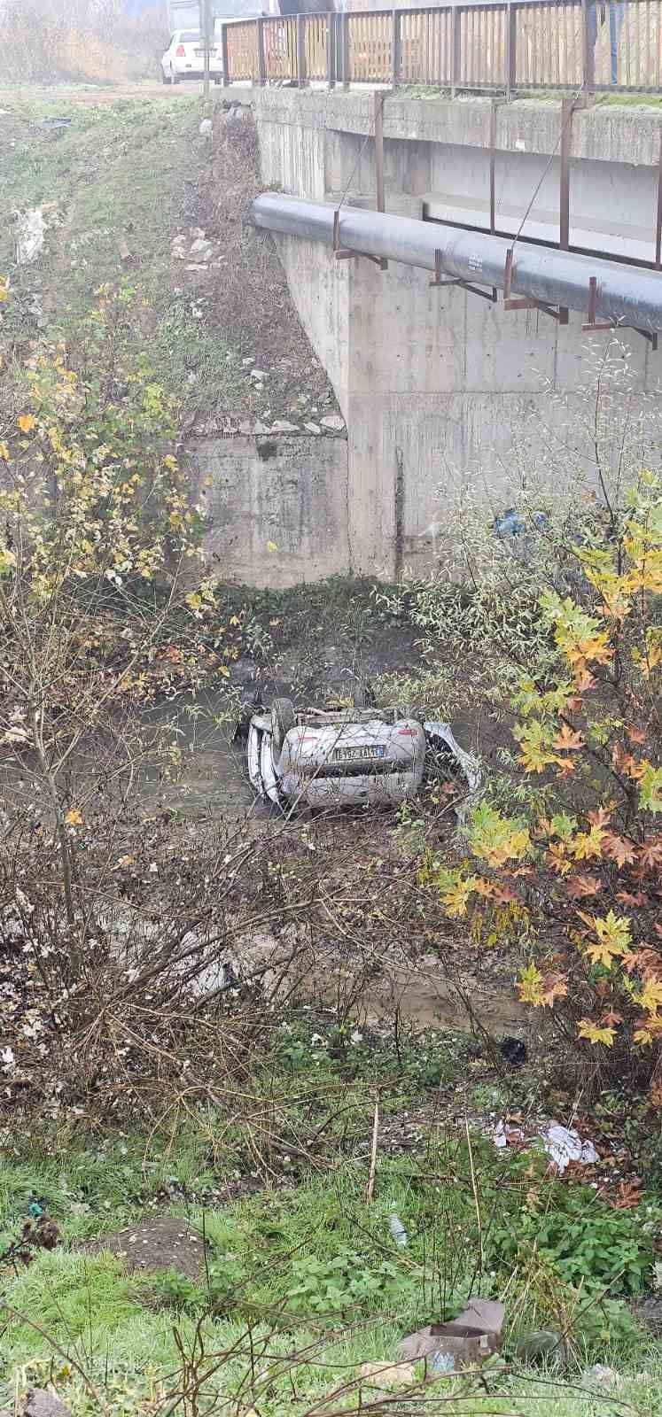 Dereye uçan otomobilin sürücüsü yaralandı 8 dereye ucan otomobilin surucusu yaralandi 4 XTuckaVO