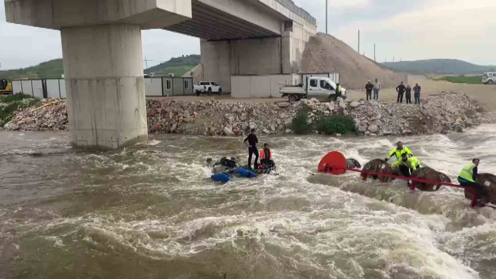 dereyi traktorle gecmek isterken faciadan donuldu 10 isci vincle kurtarildi 0 zSfw6ecY