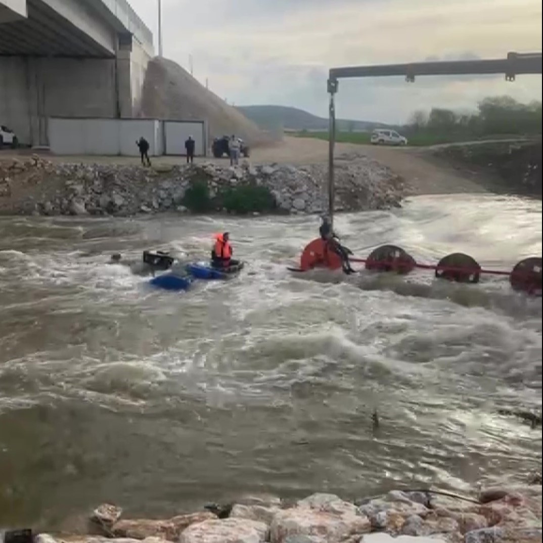 dereyi traktorle gecmek isterken faciadan donuldu 10 isci vincle kurtarildi 4 rpwI32KZ