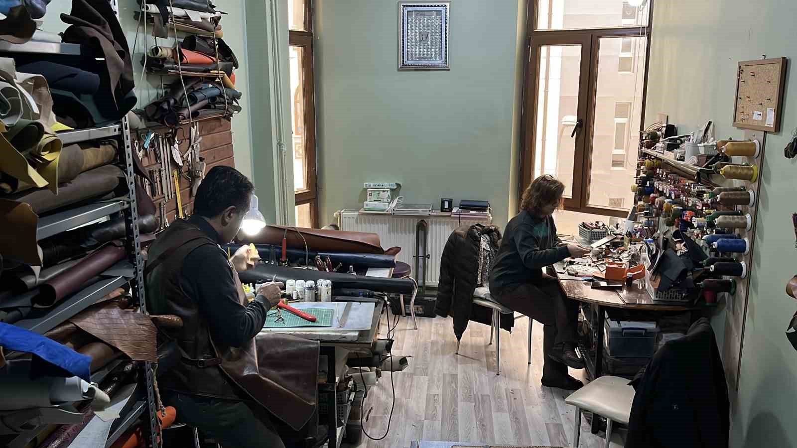 deri ve sanati bulusturup el emegiyle saat kordonu yapiyor 1 7E8GU59t