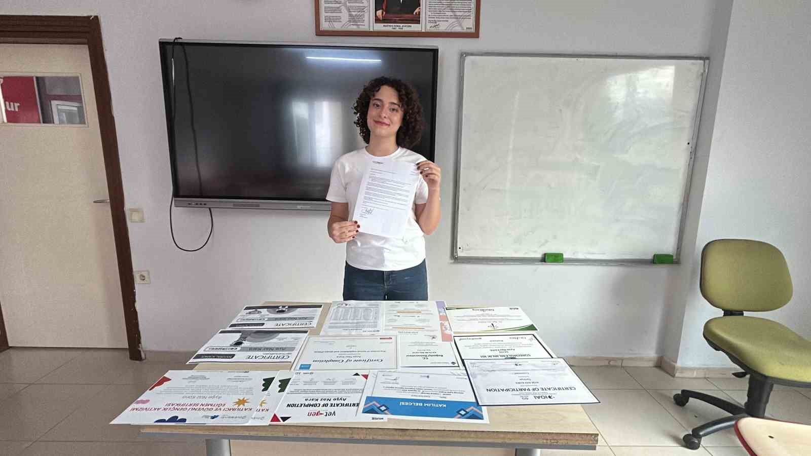 "Ders çalışırken yemek yemeyi bile unuttum" diyen Ayşe Naz, Amerikan Rice Üniversitesi’nden ve NASA’dan eğitim daveti aldı 4 ders calisirken yemek yemeyi bile unuttum diyen ayse naz amerikan rice universitesinden ve nasadan AS3XpQCI