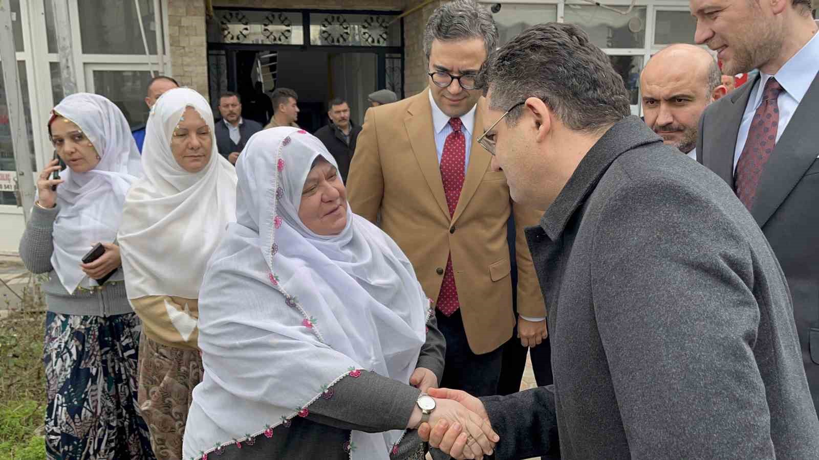 Dervişoğlu, İYİ Parti kurucusu Korkmaz’ın başörtüsü için hakaret ettiği Mihalgazi Belediye Başkanı’nı ziyaret etti 6 dervisoglu iyi parti kurucusu korkmazin basortusu icin hakaret ettigi mihalgazi belediye baskanini ziyaret etti KfLudAwH