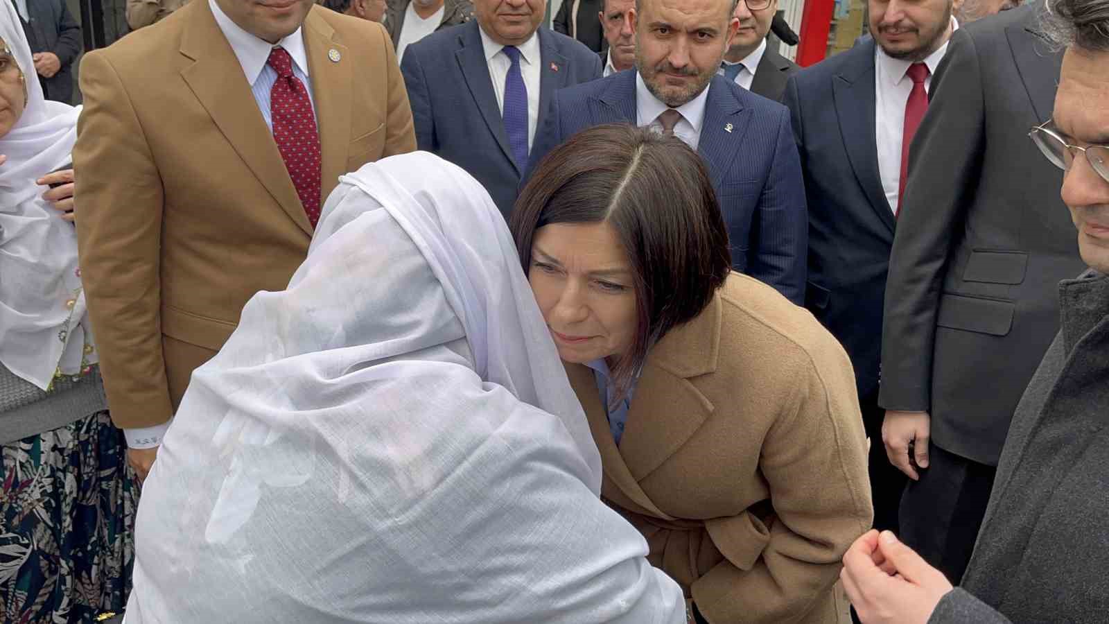 Dervişoğlu, İYİ Parti kurucusu Korkmaz’ın başörtüsü için hakaret ettiği Mihalgazi Belediye Başkanı’nı ziyaret etti 7 dervisoglu iyi parti kurucusu korkmazin basortusu icin hakaret ettigi mihalgazi belediye baskanini ziyaret etti bKfCdD1w