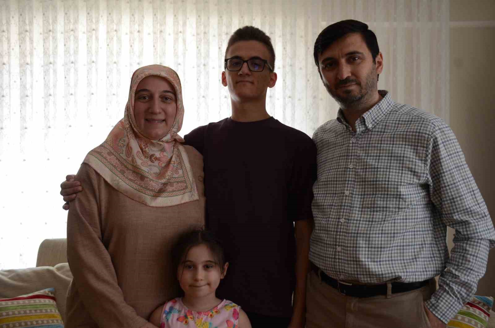 Destek olmak için birlikte sınava girdiği torunu tam puan aldı 4 destek olmak icin birlikte sinava girdigi torunu tam puan aldi 0