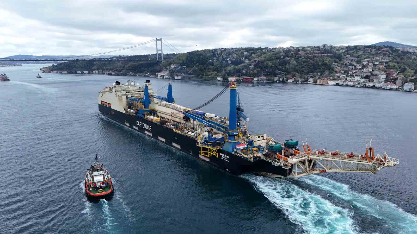 dev boru doseme gemisi castorone bogazdan gecti 1 u9kAJljY