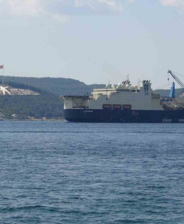 dev-boru-doseme-gemisi-castorone-canakkale-bogazindan-gecti-s71BNT57.jpg