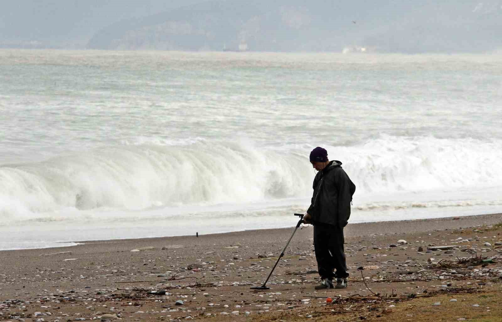 dev dalgalar sahili dovdu martilar balik define avcilari kiymetli esya aradi 2 VUMZRhag