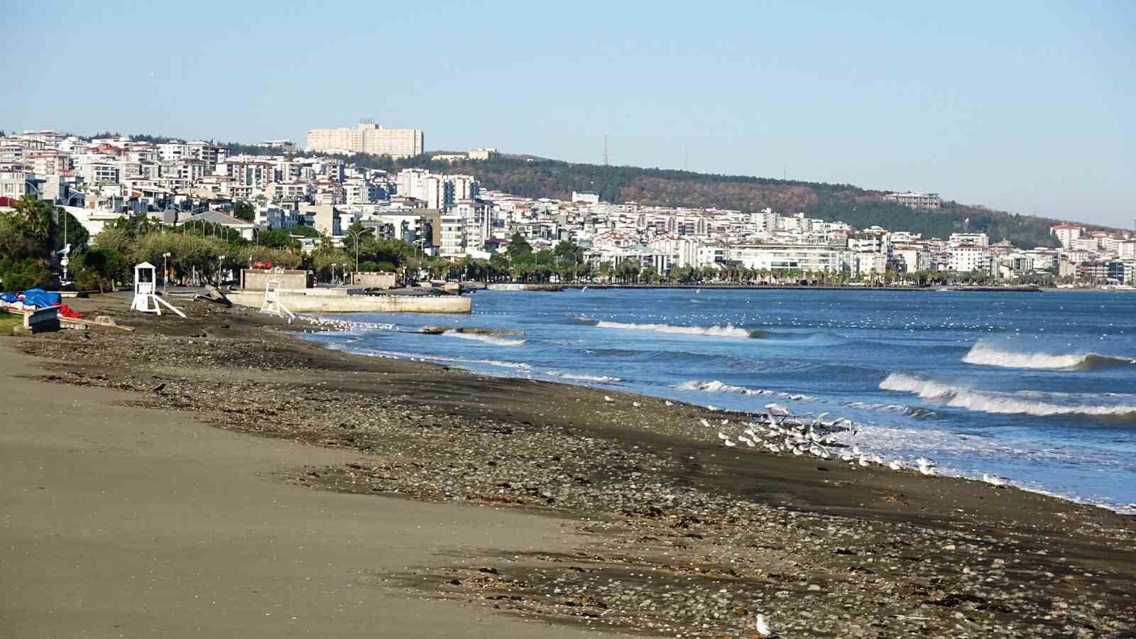 dev dalgalarin ardindan samsun sahilinde tasli manzara 3