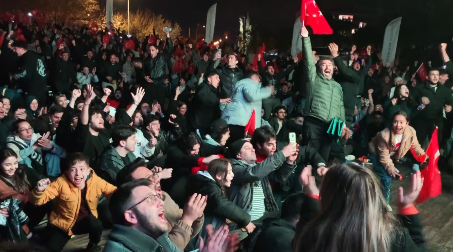 dev ekrandaki bitis duduguyle antalyada bayram havasi esti 0 LBYhAA39