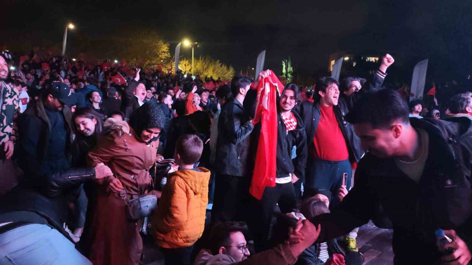 dev ekrandaki bitis duduguyle antalyada bayram havasi esti 6 3iwcbTbS