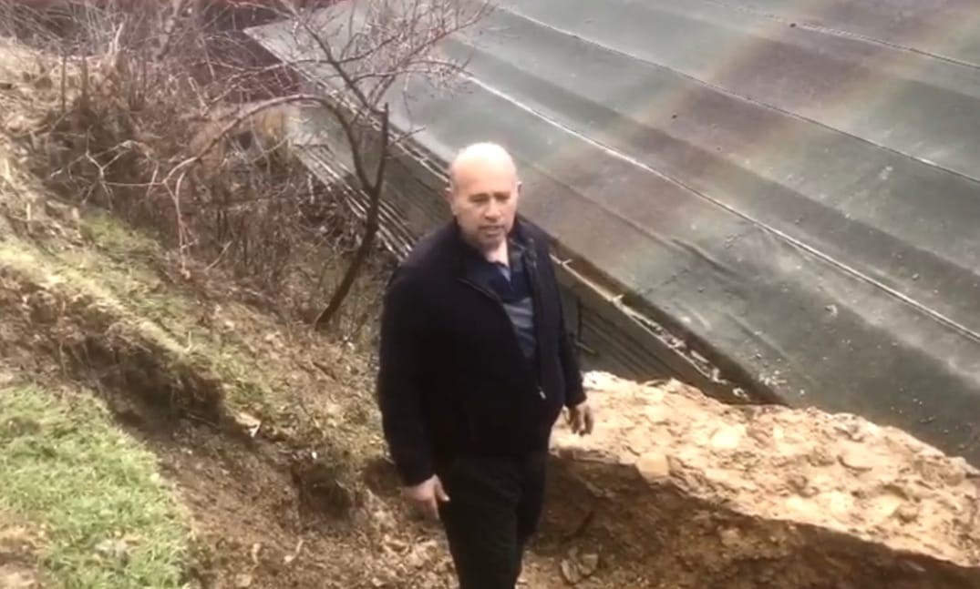 dev kaya parcasi evin catisina dustu 1 MPmf22rg