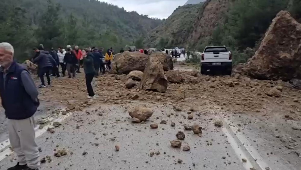 dev kayalar yola dustu ulasim durma noktasina geldi 1
