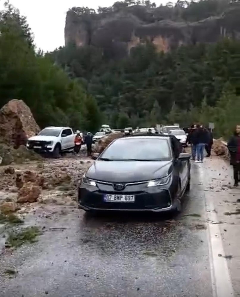 dev kayalar yola dustu ulasim durma noktasina geldi 3