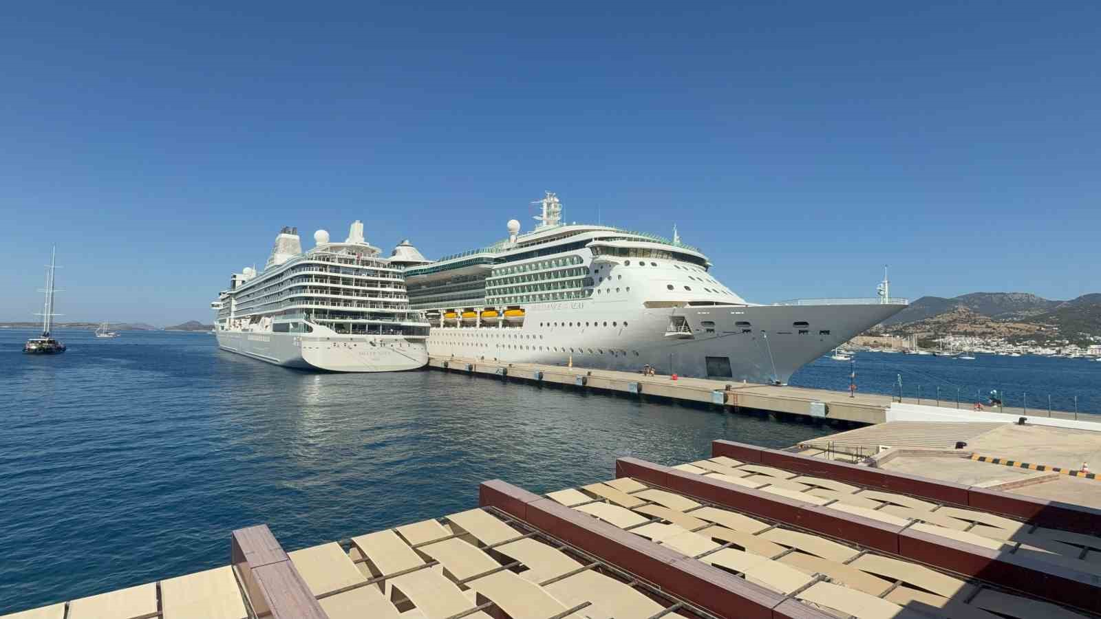 dev kruvaziyerler bodruma demir atti 3 bin 319 turist geldi 0 HlaWRZA3
