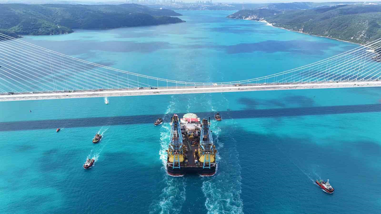 dev vinc gemisi saipem 7000 istanbul bogazindan gecti 0 QDIjL2hg