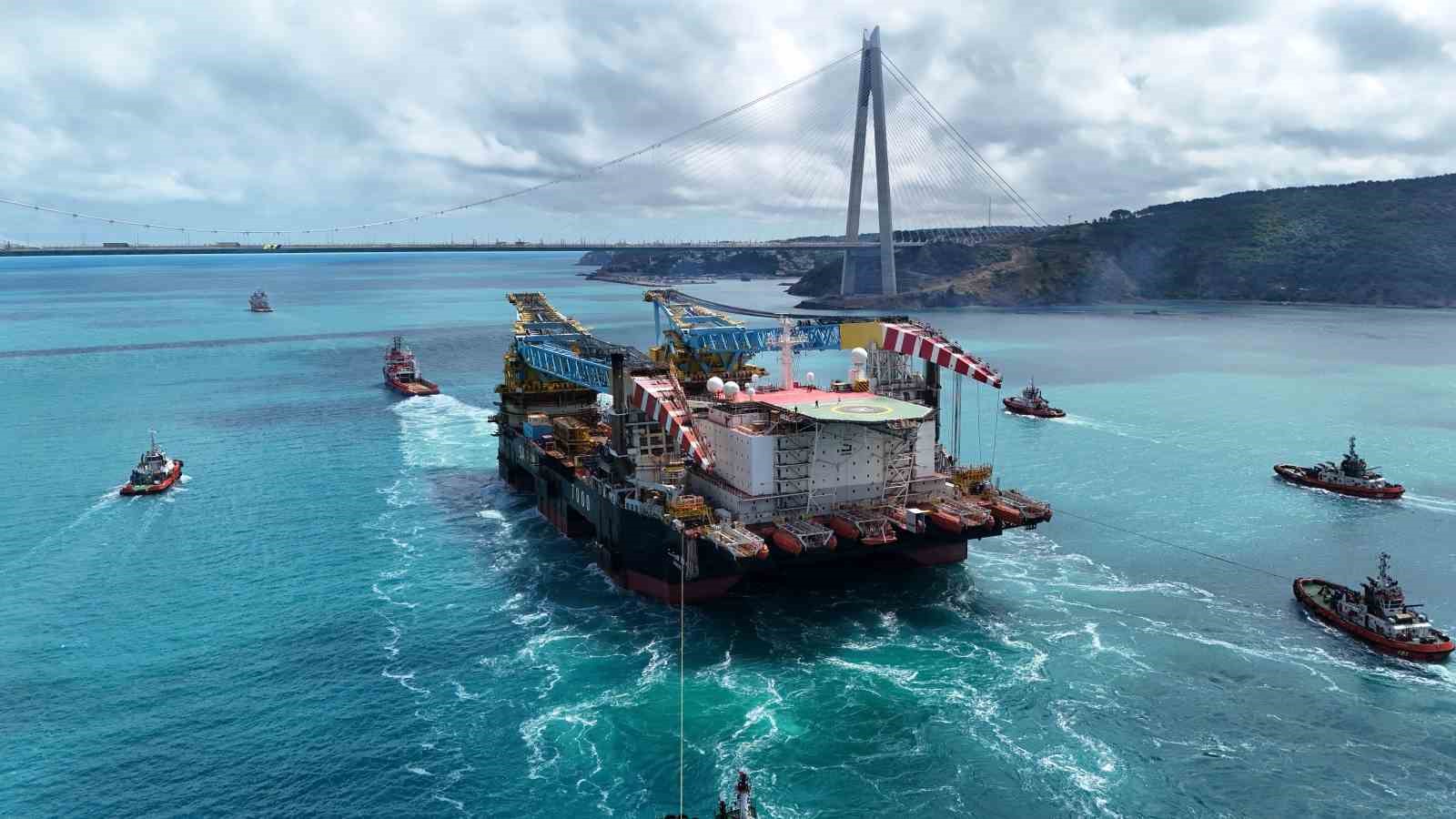 dev vinc gemisi saipem 7000 istanbul bogazindan gecti 3