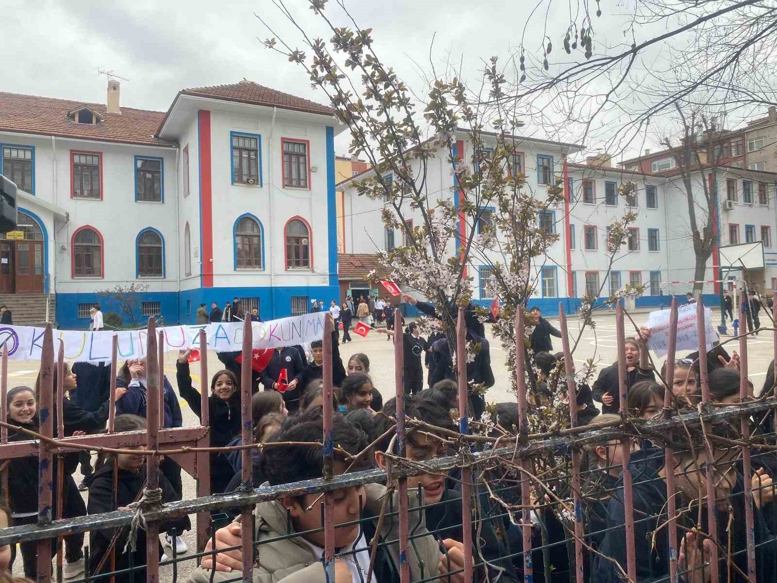 devir karari verilen mimar kemal ortaokulu ogrenci ve velilerinden tepki 3 3fds6BBu