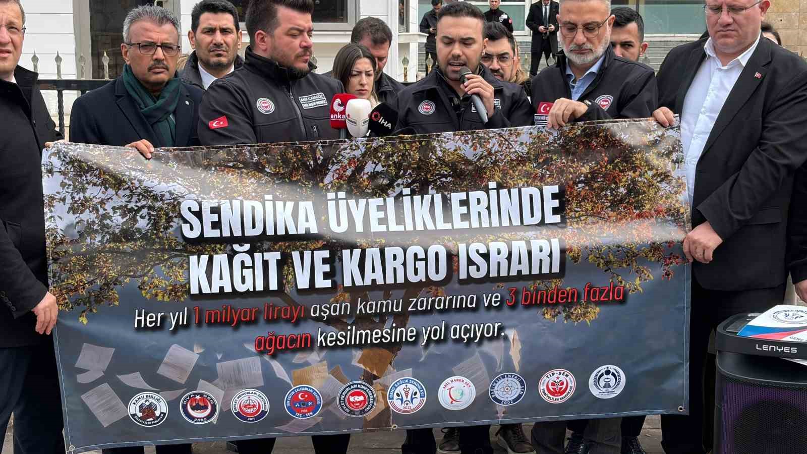 Devlet Memurları Konfederasyonu Genel Sekreteri Çiftçioğlu: "Her bir memurun yılda bir defa sendika değiştirmesi halinde tam 7 sayfa kağıt israfı oluyor" 8 devlet memurlari konfederasyonu genel sekreteri ciftcioglu her bir memurun yilda bir defa sendika degistirmesi 3AhVFAs5