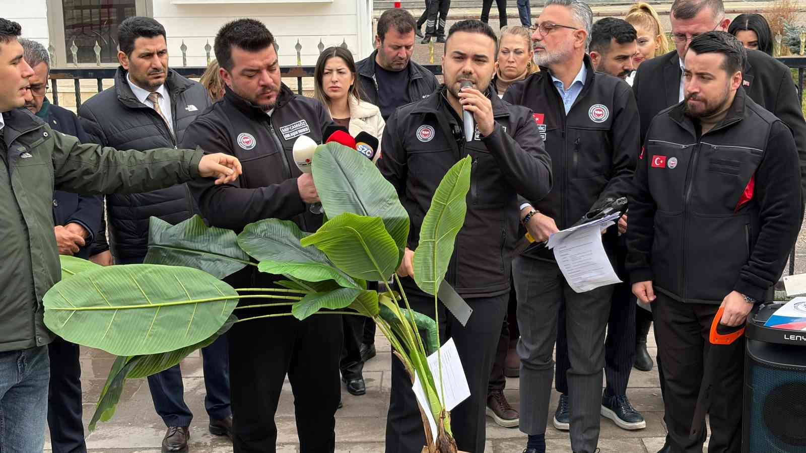 Devlet Memurları Konfederasyonu Genel Sekreteri Çiftçioğlu: "Her bir memurun yılda bir defa sendika değiştirmesi halinde tam 7 sayfa kağıt israfı oluyor" 7 devlet memurlari konfederasyonu genel sekreteri ciftcioglu her bir memurun yilda bir defa sendika degistirmesi 74zyMF8F