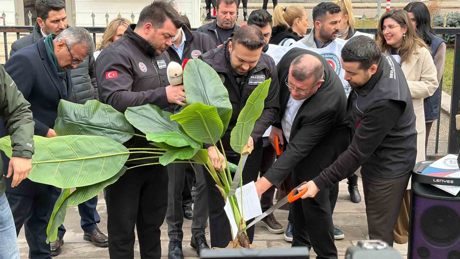 Devlet Memurları Konfederasyonu Genel Sekreteri Çiftçioğlu: "Her bir memurun yılda bir defa sendika değiştirmesi halinde tam 7 sayfa kağıt israfı oluyor" 6 devlet memurlari konfederasyonu genel sekreteri ciftcioglu her bir memurun yilda bir defa sendika degistirmesi qID42Ycl