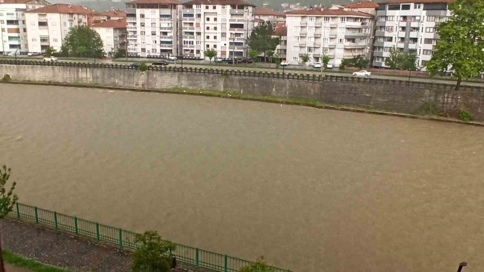 devrekte misket buyuklugunde dolu yagdi 2