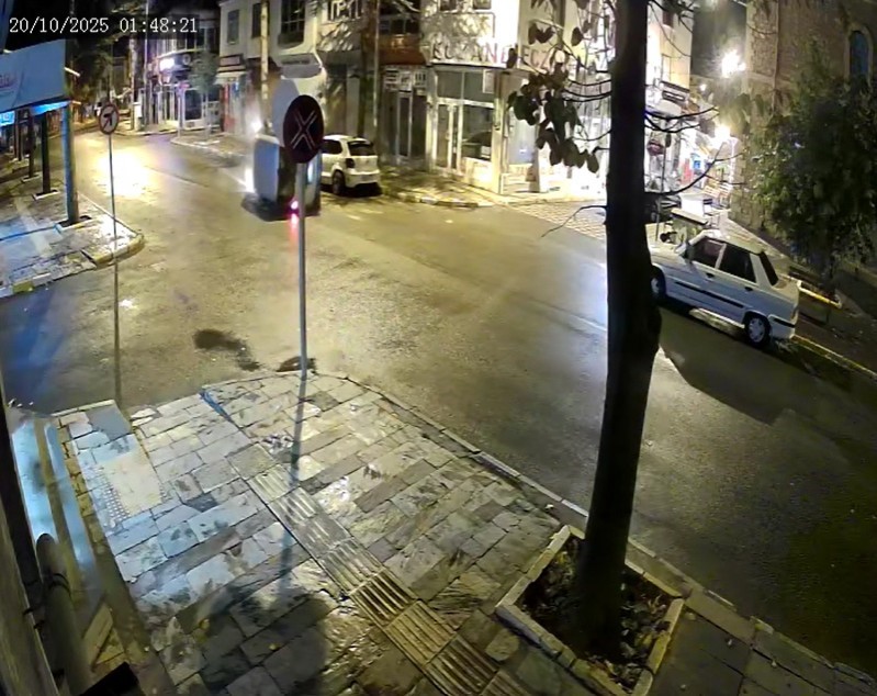 devrilen aractaki 8 aylik bebek camdan baba ise aracin bagajindan cikartilarak kurtarildi 2