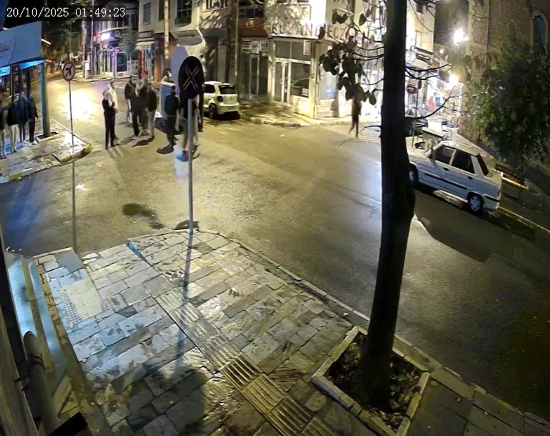 devrilen aractaki 8 aylik bebek camdan baba ise aracin bagajindan cikartilarak kurtarildi 4 aZGIbiJU