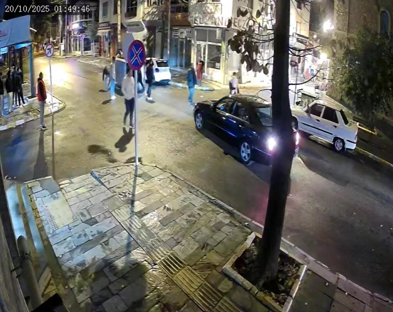 devrilen aractaki 8 aylik bebek camdan baba ise aracin bagajindan cikartilarak kurtarildi 5 6Kijbe1l