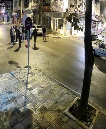 devrilen-aractaki-8-aylik-bebek-camdan-baba-ise-aracin-bagajindan-cikartilarak-kurtarildi-Pst4WCAy.jpg