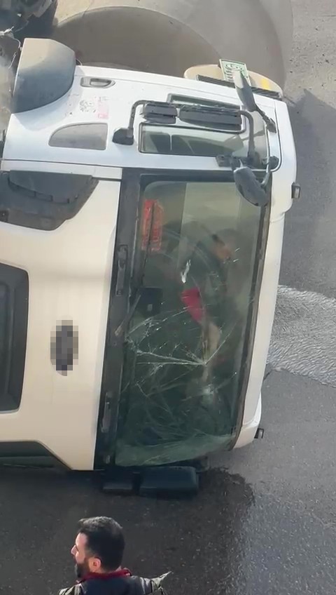 devrilen beton mikserinin icinde mahsur kalan surucu balyozla kendini kurtardi 0 Grass2zd
