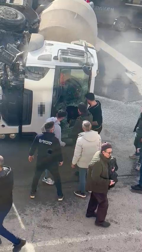 devrilen beton mikserinin icinde mahsur kalan surucu balyozla kendini kurtardi 1 AZAHX9G2