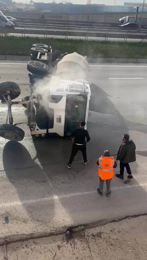 devrilen beton mikserinin icinde mahsur kalan surucu balyozla kendini kurtardi 3 J9RmIzJW