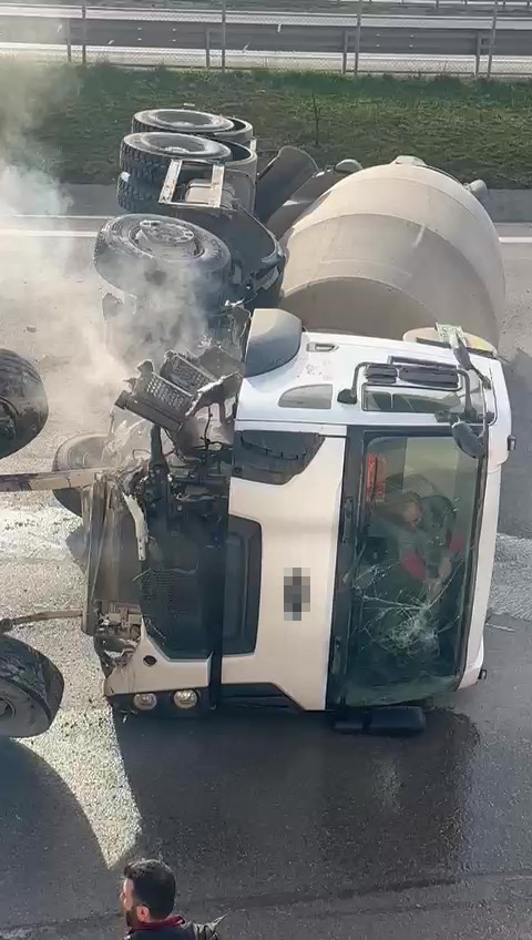 devrilen beton mikserinin icinde mahsur kalan surucu balyozla kendini kurtardi 4 fRUiyPgZ
