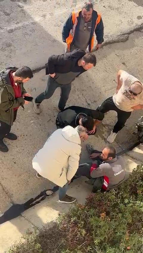 devrilen beton mikserinin icinde mahsur kalan surucu balyozla kendini kurtardi 5 2JufMTcV