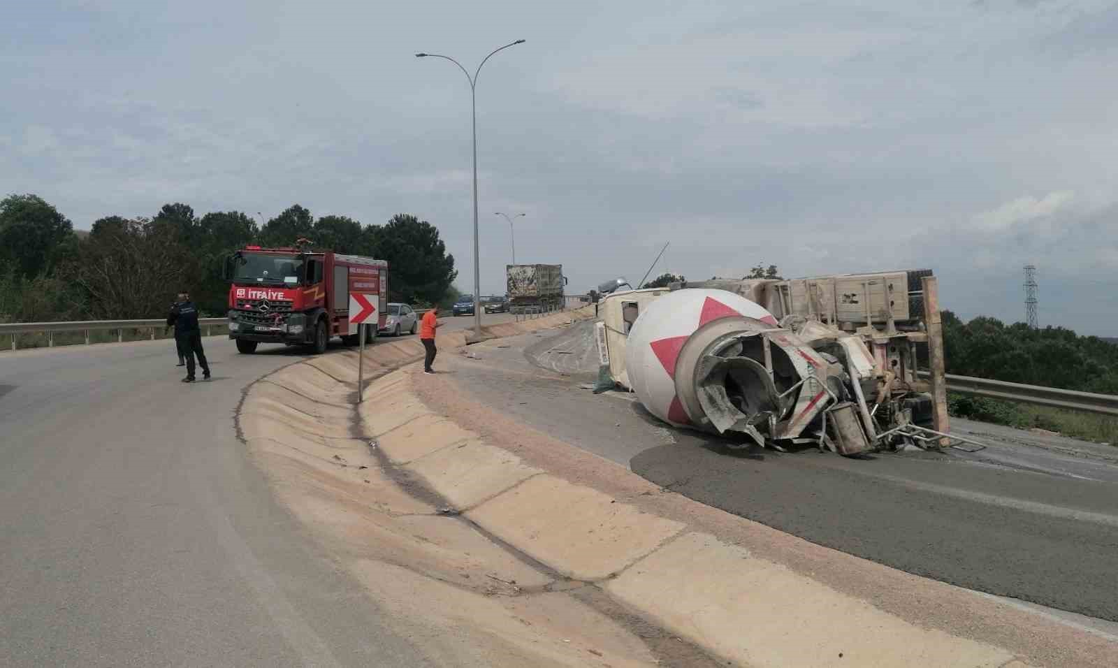devrilen beton mikserinin surucusu yaralandi 0 jkI7r3WE