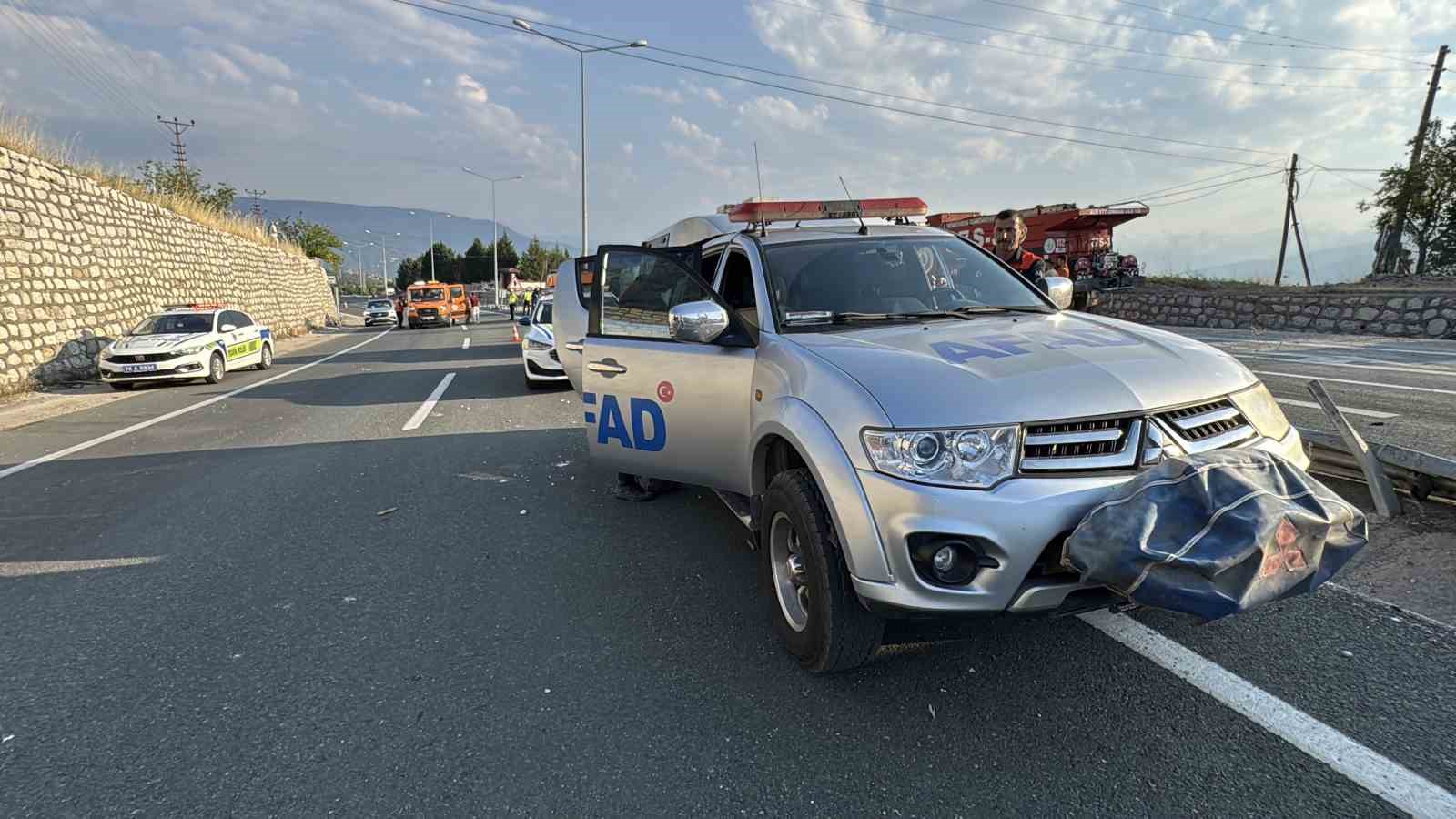 Devrilen çakıl yüklü tır alev aldı: 1 yaralı 4 devrilen cakil yuklu tir alev aldi 1 yarali 0 qcA4cy8Q