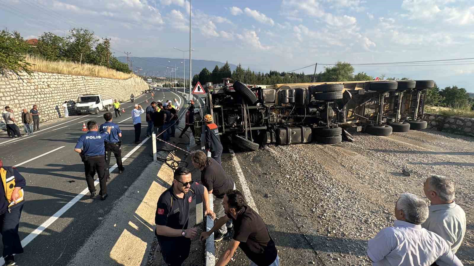 Devrilen çakıl yüklü tır alev aldı: 1 yaralı 6 devrilen cakil yuklu tir alev aldi 1 yarali 2 Z5g9AfuN
