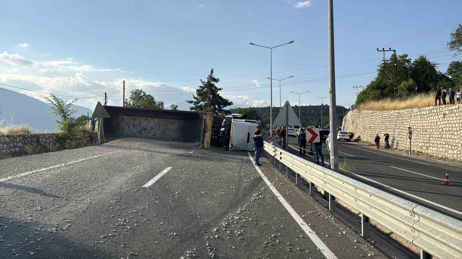 Devrilen çakıl yüklü tır alev aldı: 1 yaralı 9 devrilen cakil yuklu tir alev aldi 1 yarali 5 Tu4YONWm