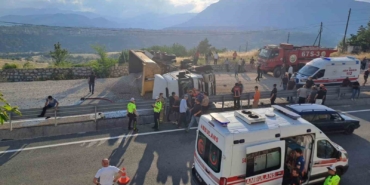 devrilen-cakil-yuklu-tir-alev-aldi-1-yarali-ClQPCHtO.jpg